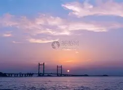 东海黑豹队对阵漠南鲸鲨队，电竞巡回赛失利，内线统治篮板——客场静默反击-九游体育